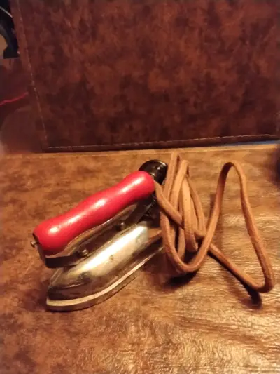 Plancha de ropa vintage con mango rojo - miniatura 3
