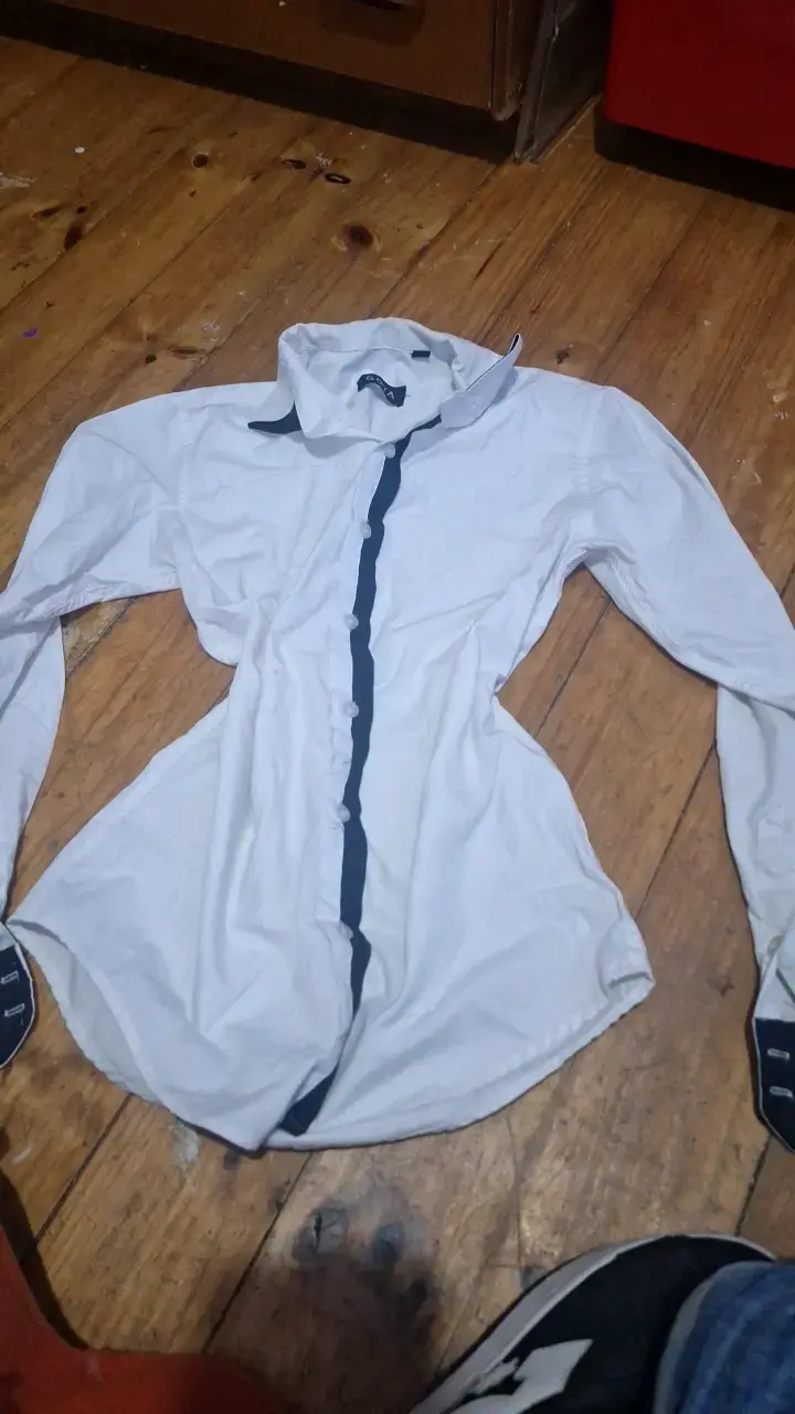 Camisa blanca de hombre con detalles negros