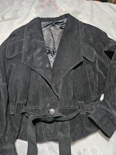 Chaqueta de cuero negra con cinturón - miniatura 1