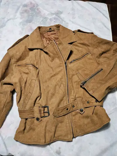 Chaqueta de cuero negra con cinturón - miniatura 2