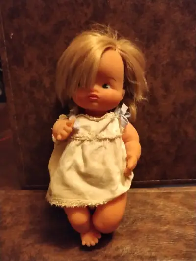 Muñeca vintage con vestido blanco - miniatura 1