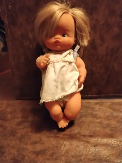 Muñeca vintage con vestido blanco - miniatura 2