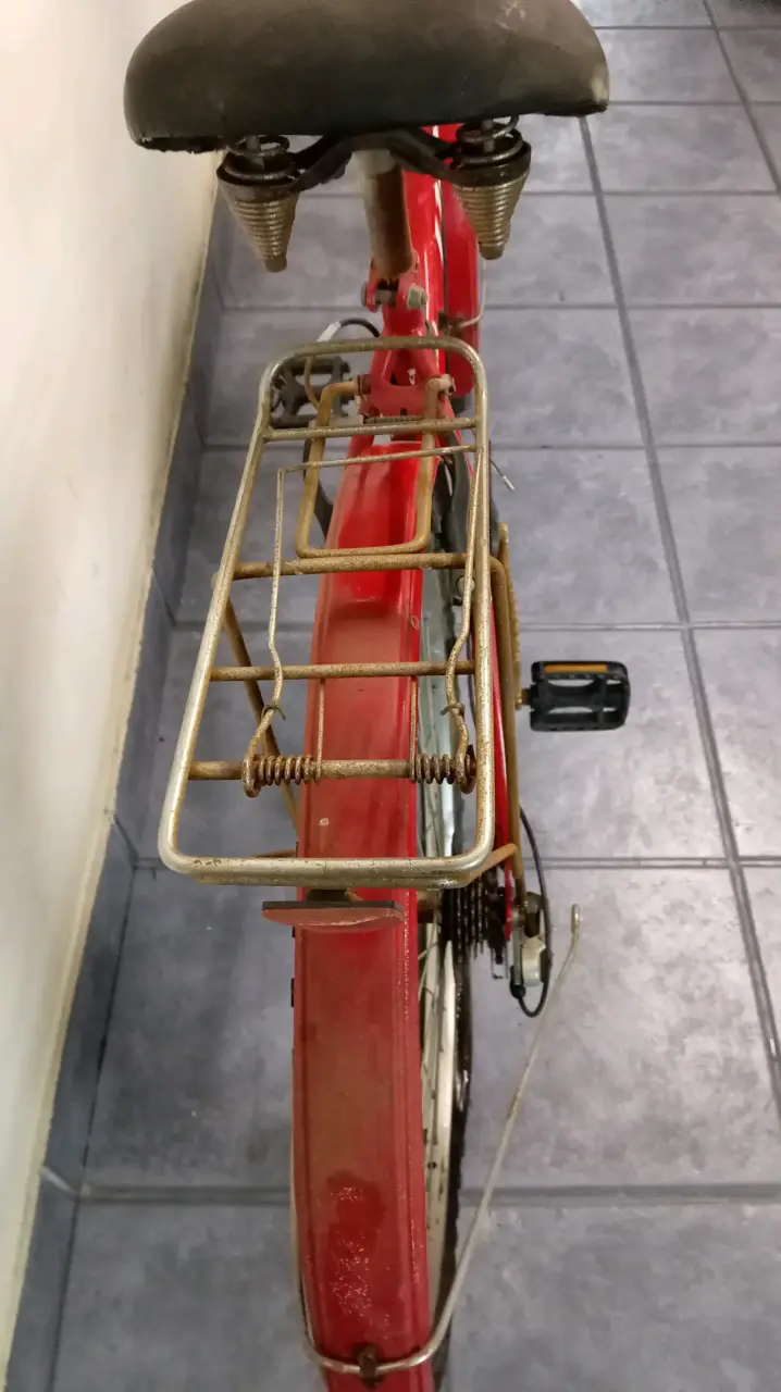 Bicicleta urbana roja con canasto - 4