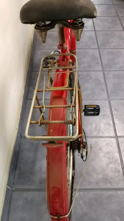 Bicicleta urbana roja con canasto - miniatura 4