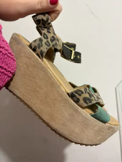 Sandalias plataforma animal print y verde - miniatura 3