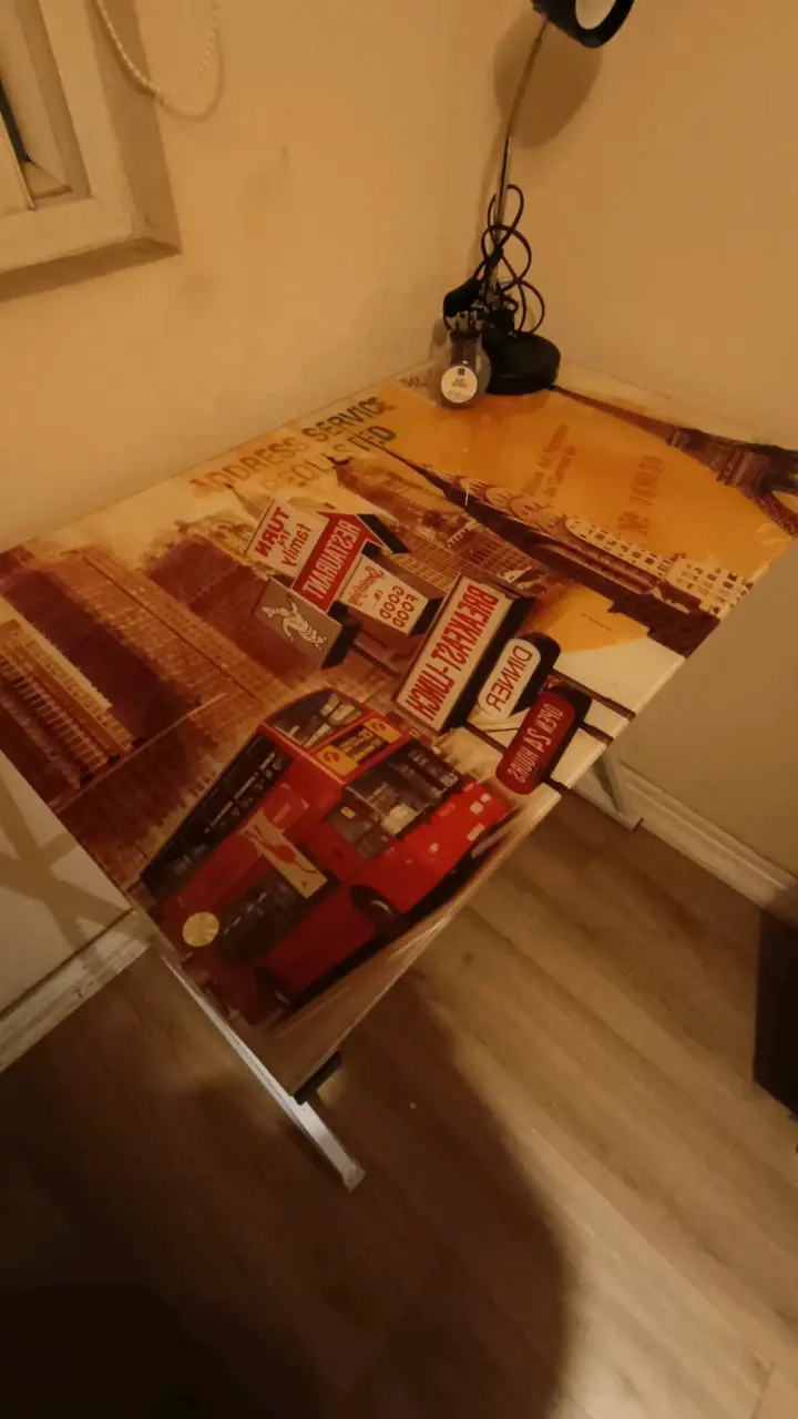 Escritorio con diseño urbano y lámpara - 1