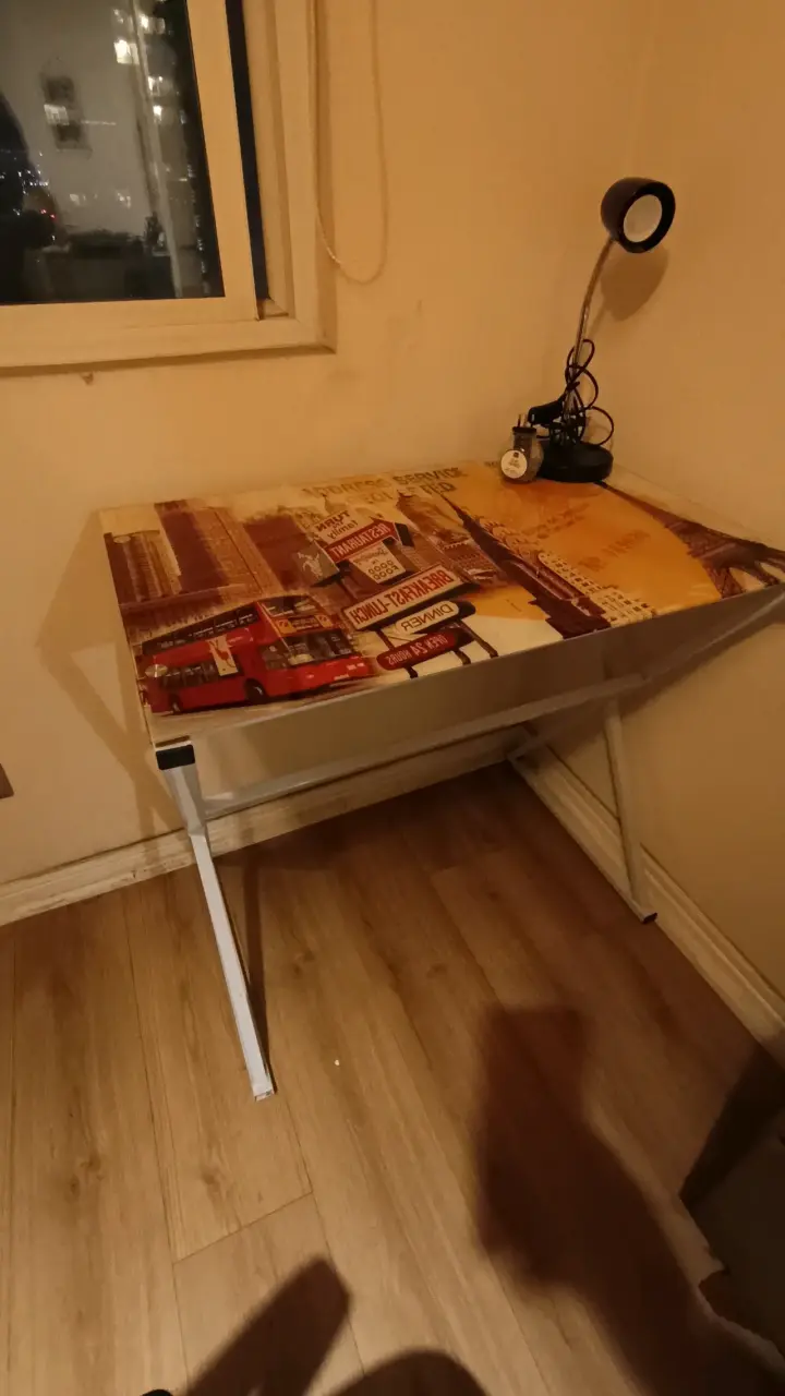 Escritorio con diseño urbano y lámpara - 2
