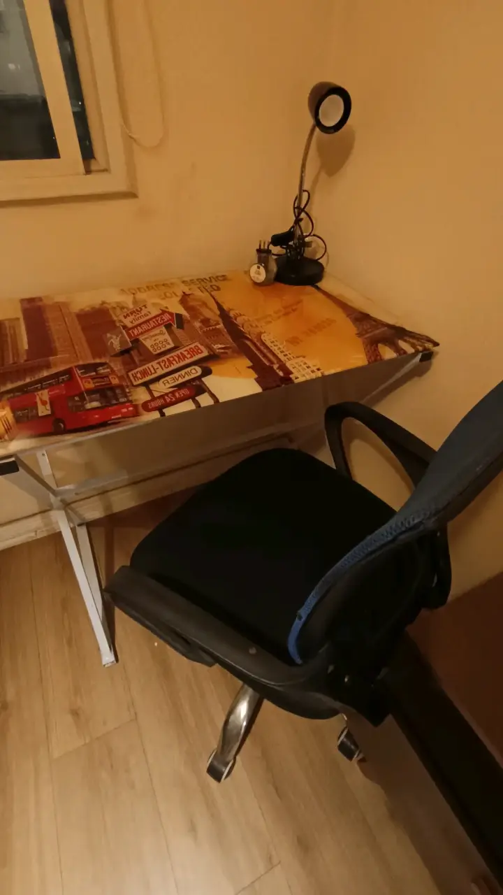 Escritorio con diseño urbano y lámpara - 3
