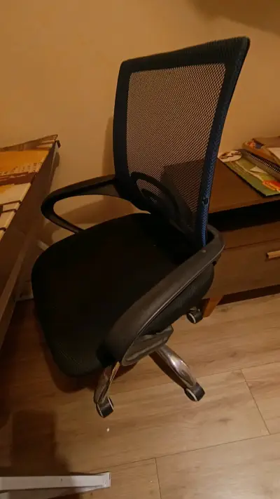 Escritorio con diseño urbano y lámpara - miniatura 4