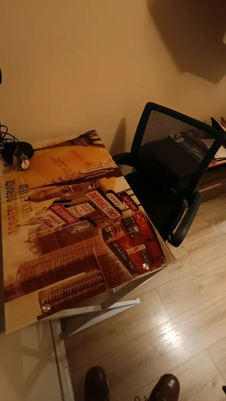 Escritorio con diseño urbano y lámpara - 5