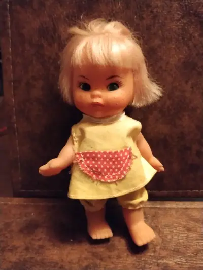 Muñeca vintage con vestido amarillo - miniatura 1