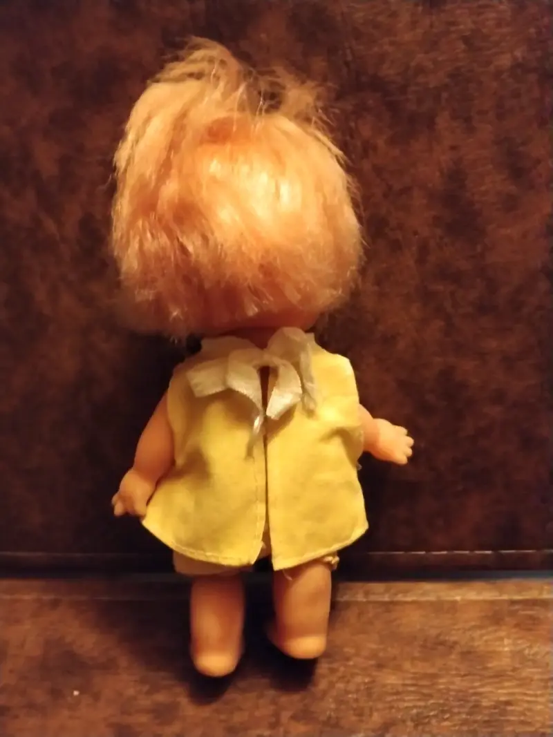 Muñeca vintage con vestido amarillo - 2