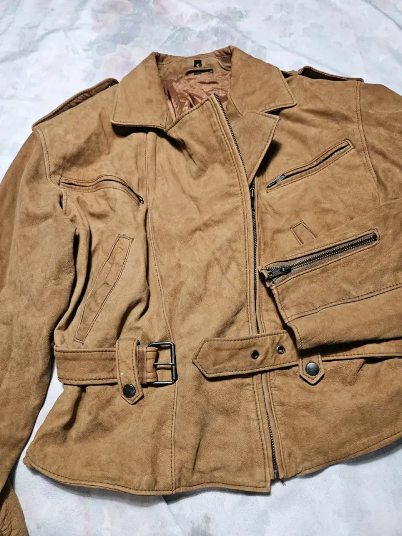 Chaqueta de cuero marrón estilo motociclista