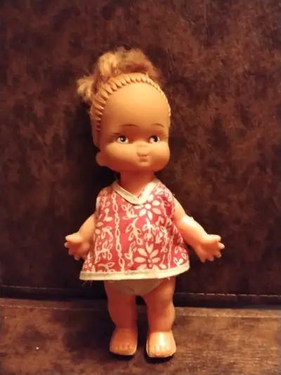 Muñeca vintage con vestido rojo estampado - miniatura 1