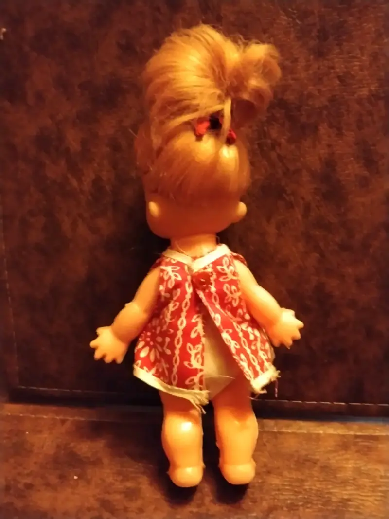 Muñeca vintage con vestido rojo estampado - 2