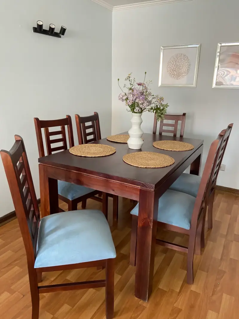 Juego de comedor de madera con sillas tapizadas - 1