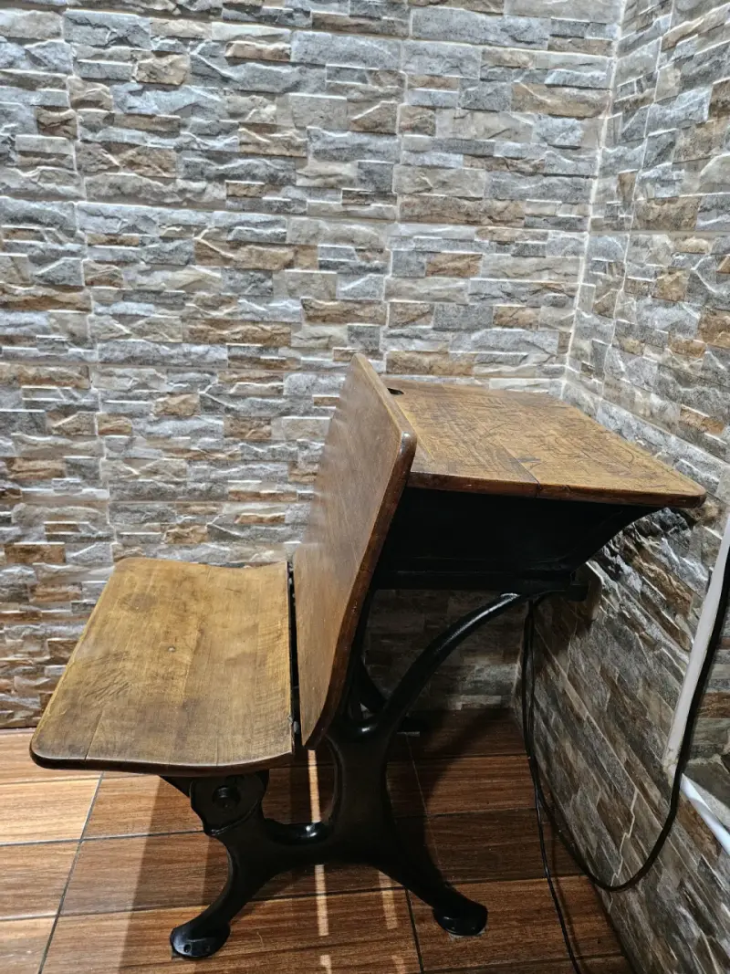 Escritorio escolar antiguo de madera y hierro