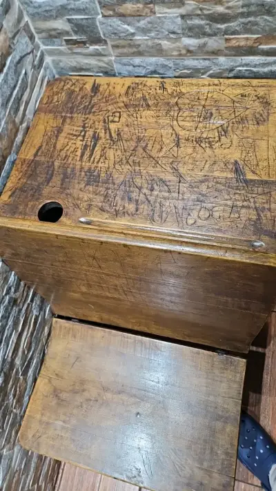 Escritorio escolar antiguo de madera y hierro - miniatura 2