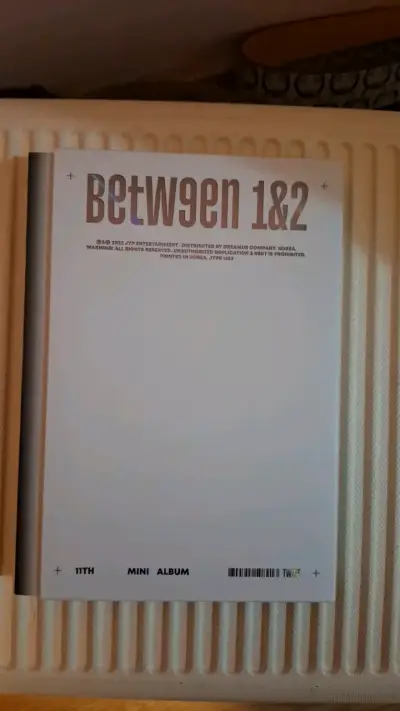 Álbum Between 1&2 de TWICE, 11th Mini Album - miniatura 1