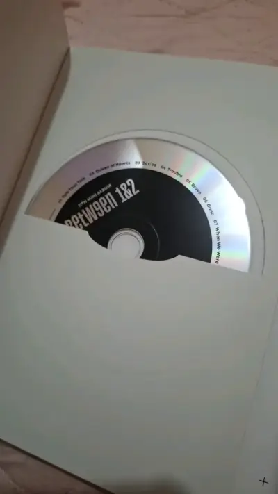 Álbum Between 1&2 de TWICE, 11th Mini Album - miniatura 5