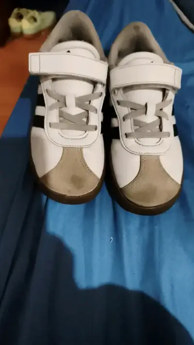 Zapatillas deportivas blancas con velcro para niños - miniatura 1
