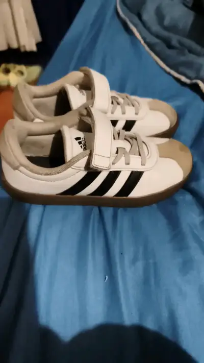 Zapatillas deportivas blancas con velcro para niños - miniatura 2