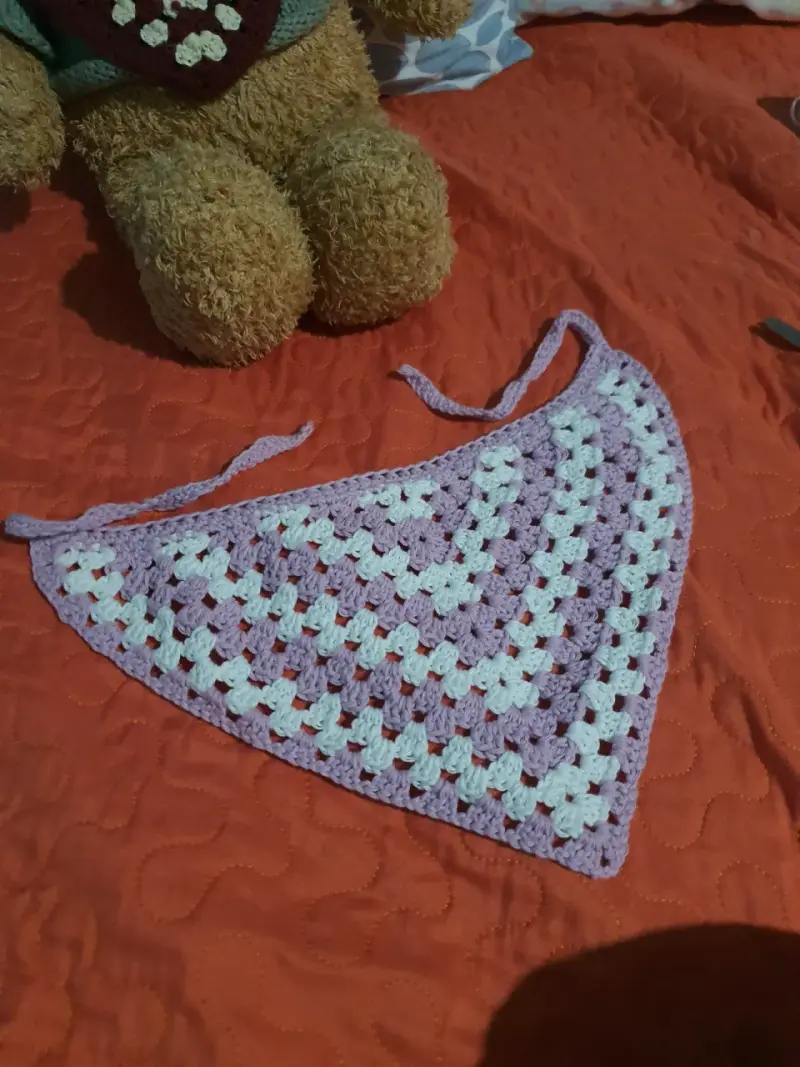 Bandana tejida a crochet en tonos lilas