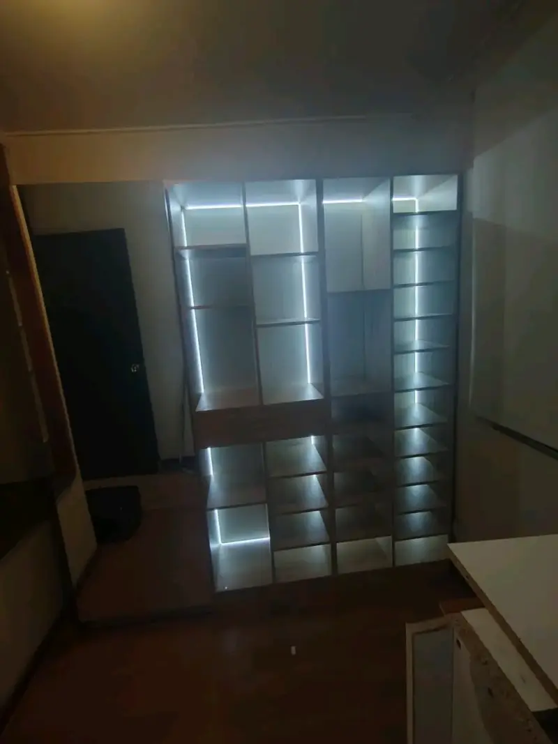 Zapatera de madera con espejo y múltiples comparti - 3