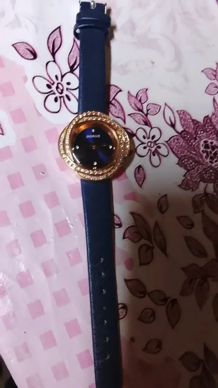 Reloj de pulsera elegante con correa azul