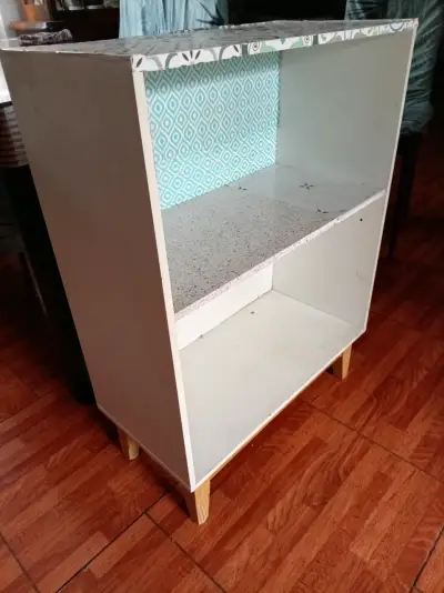 Estante de madera con diseño decorativo - miniatura 1