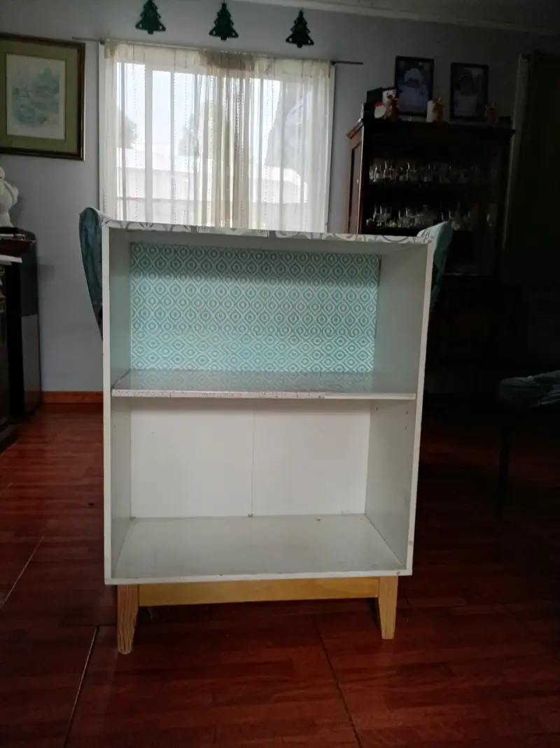 Estante de madera con diseño decorativo - 2