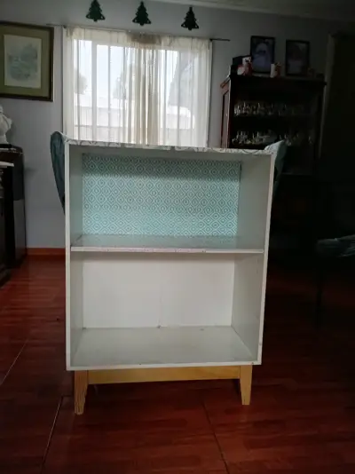 Estante de madera con diseño decorativo - miniatura 2