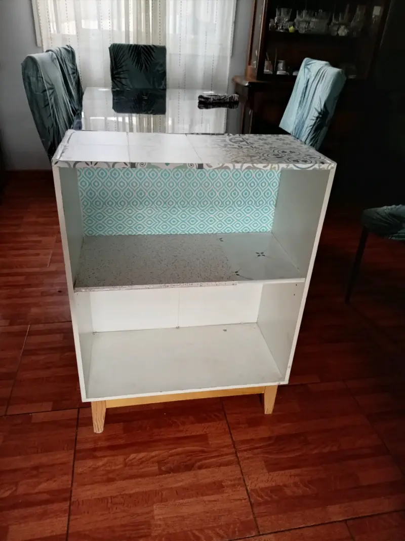 Estante de madera con diseño decorativo - 3