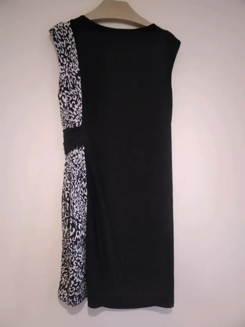 Vestido negro con diseño estampado talla M - 2