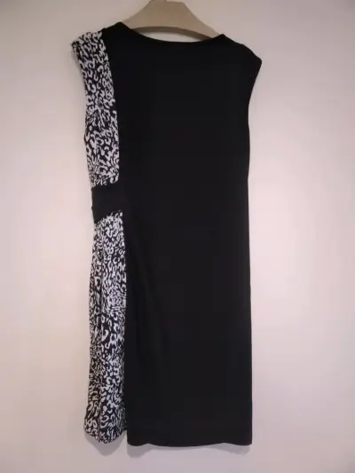 Vestido negro con diseño estampado talla M - miniatura 2