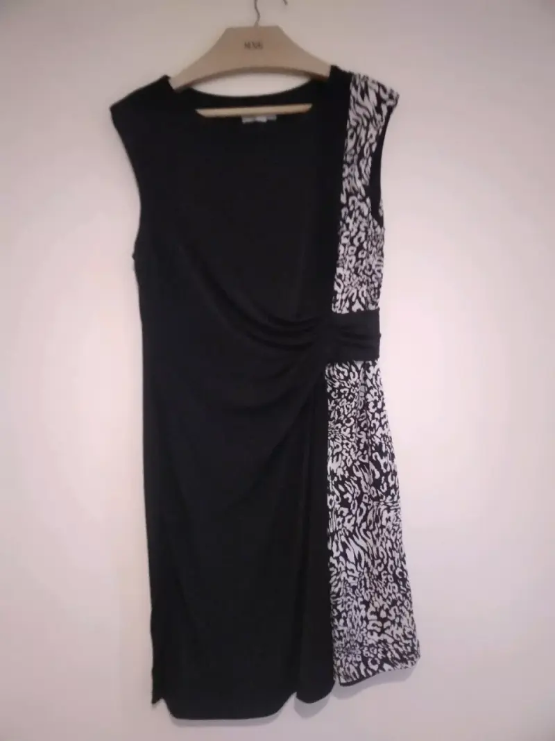 Vestido negro con diseño estampado talla M - 3