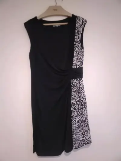 Vestido negro con diseño estampado talla M - miniatura 3
