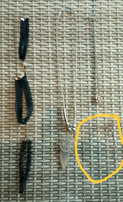 Gargantilla de cadena fina con cuentas doradas - miniatura 2