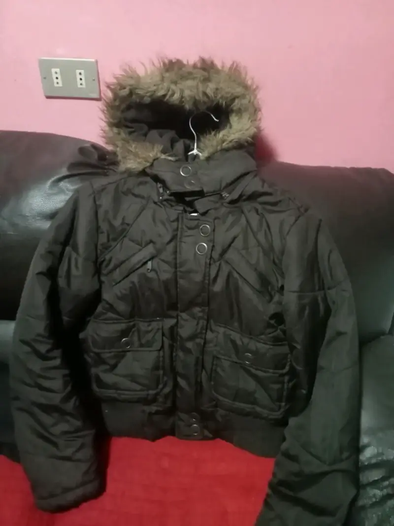 Chaqueta de invierno con capucha de piel sintética