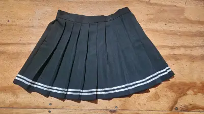 Falda plisada negra con detalles blancos - miniatura 1