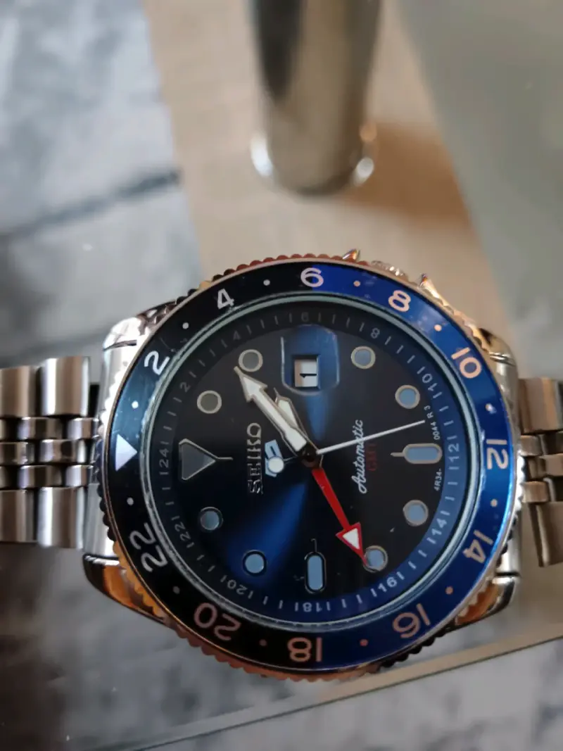 Reloj Seiko GMT bisel azul - 1