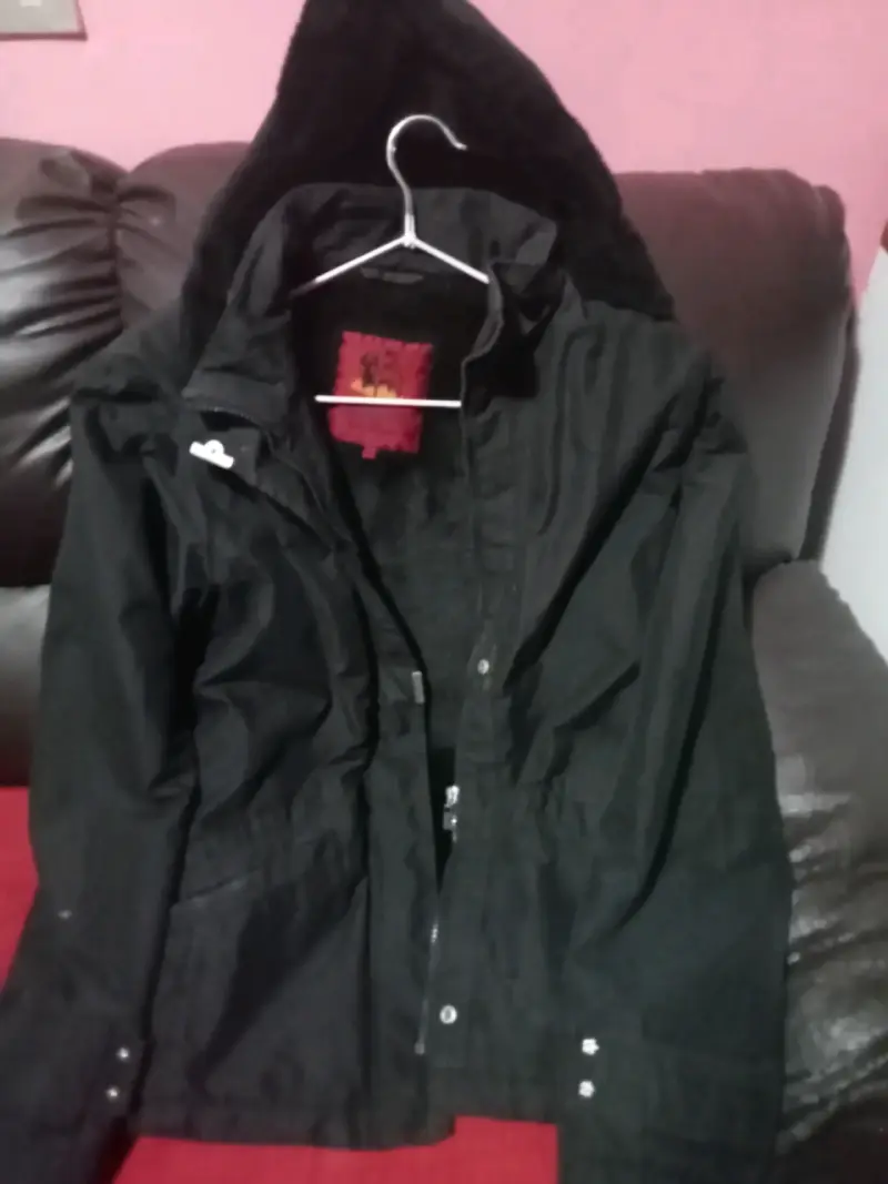 Chaqueta negra con capucha para invierno