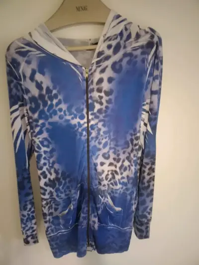Polera larga elástica azul estampada - miniatura 3