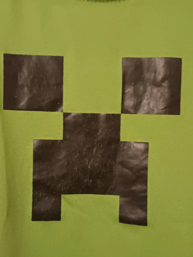 Polera verde con diseño de Creeper - 2