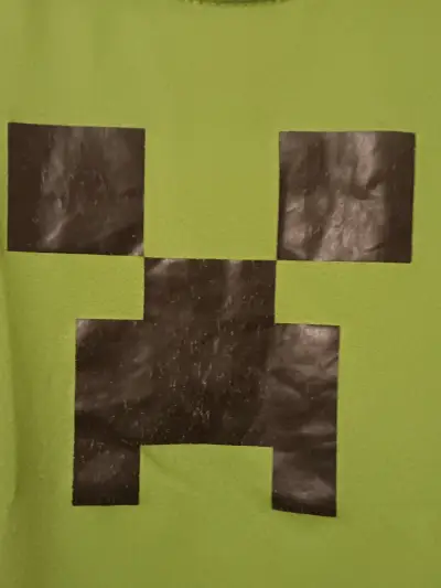 Polera verde con diseño de Creeper - miniatura 2