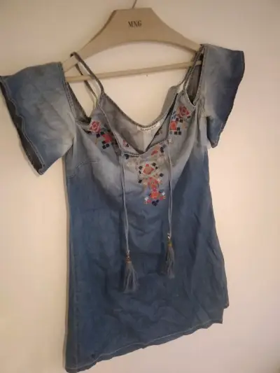 Polera de mezclilla bordada talla M - miniatura 2