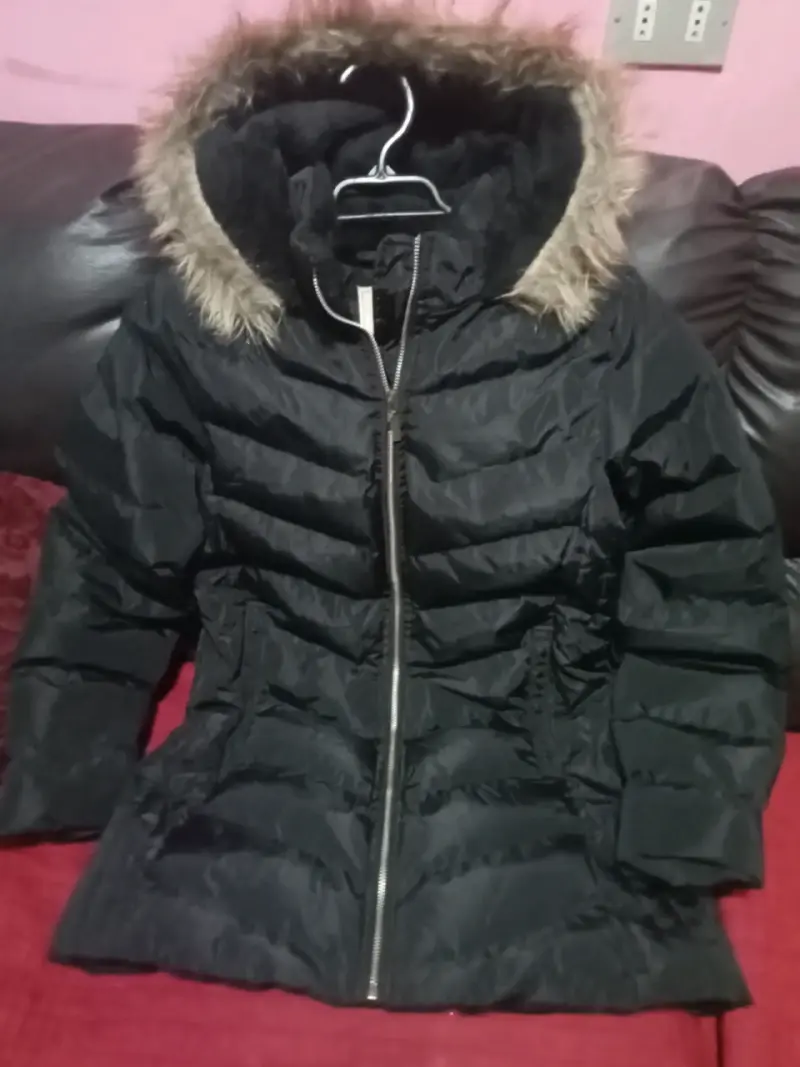 Chaqueta negra con capucha de piel sint