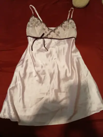 Camisón de satén con encaje floral - miniatura 1