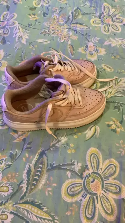 Zapatillas deportivas Nike beige para mujer - miniatura 1