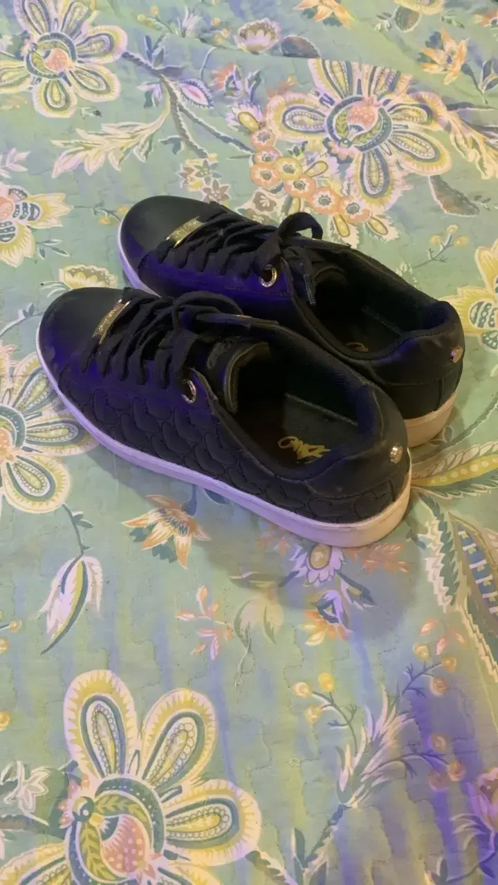 Zapatillas negras con diseño escamado - 1